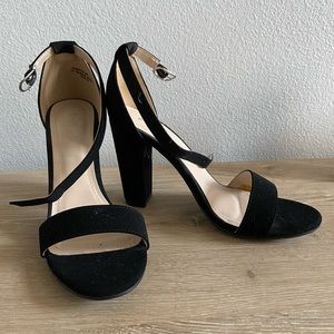 NWOT Black strappy block heel sandal